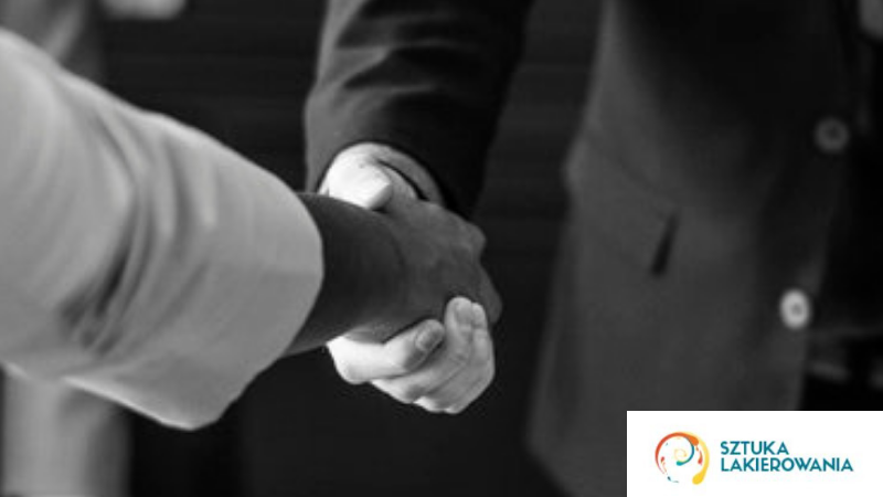bezgotówkowa naprawa samochodów, Białystok, Warszawa, Ełk, Sztukalakierowania, finalizacja procesu bezgotówkowej likwidacji szkody, podpisanie pełnomocnictwa i uścisk dłoni klienta