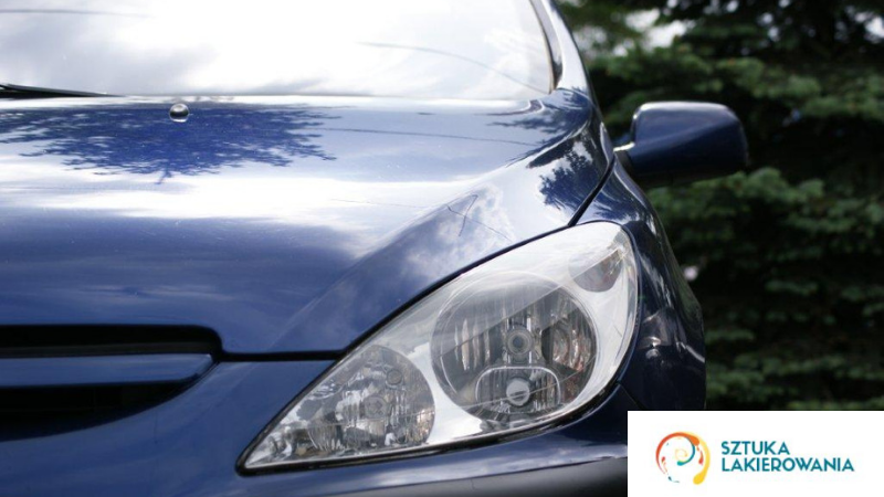 usługi lakiernicze Warszawa, SztukaLakierowania - efekt prac lakierniczych na granatowym lakierze, zupełnie niewidoczne miejsce lakierowania na masce samochodu