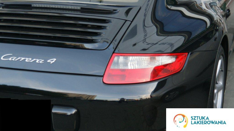 usługi lakiernicze Warszawa, SztukaLakierowania - lakierowanie Porsche Carera, czarny idealny lakier, efekt pracy serwisu lakierniczego, wcześniej auto było zarysowane nad lampą