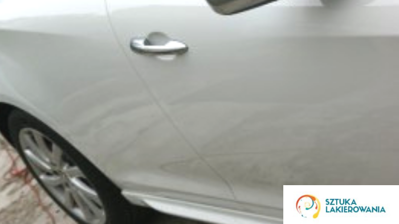 lakiernictwo Białystok, SztukaLakierowania - bok samochodu po lakierowaniu i wykonanych naprawach blacharsko-lakierniczych