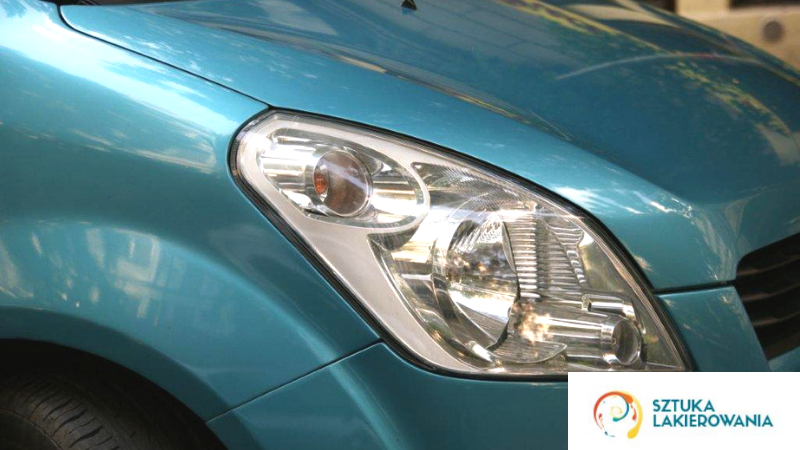 usługi lakiernicze Warszawa, SztukaLakierowania -zbliżenie na lampę w samochodzie, w którym było wykonane lakierowanie nadkola i zderzaka po stłuczce, turkusowy lakier na samochodzie, trudny do odtworzenia, a tu prosze, lakierowanie niewidoczne zupełnie