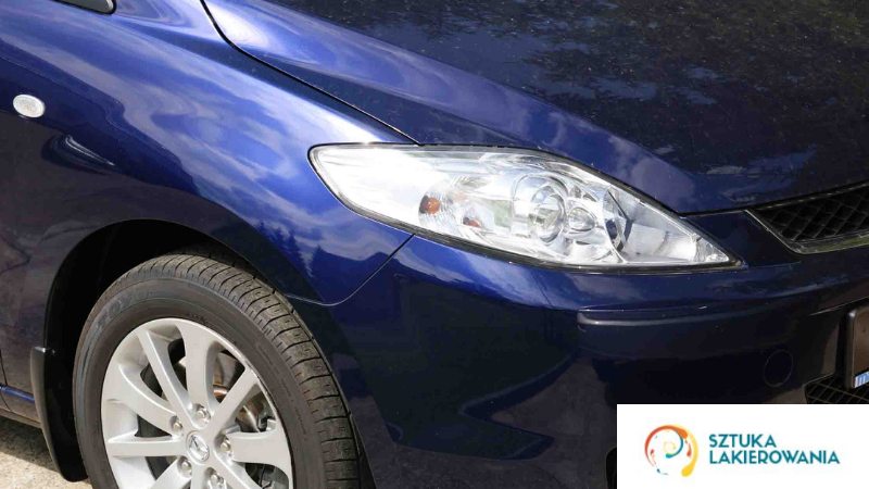 usługi lakiernicze Warszawa, SztukaLakierowania - efekty pracy lakierniczych na granatowym lakierze, zbliżenie na nadkole, które było wcześniej przerysowane, a teraz ani śladu