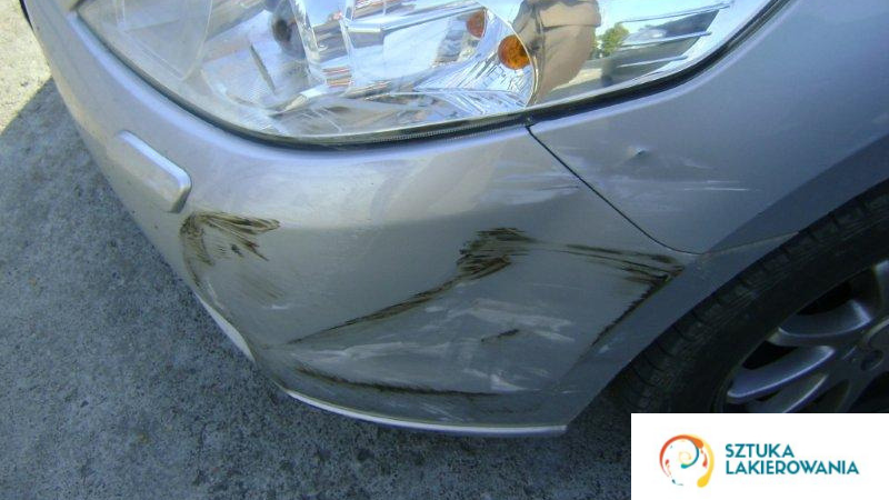 usługi lakiernicze - Białystok, Warszawa, Ełk, SztukaLakierowania - przytarty zderzak samochodu, mocne obtarcie auta na parkingu
