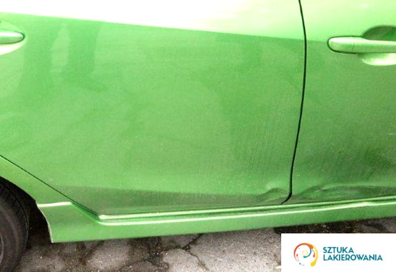 naprawa blacharska Białystok, Warszawa, Ełk, SztukaLakierowania - zielone auto do naprawy blacharsko-lakierniczej, niewielka naprawa na drzwiach na dole, w okolicy progu