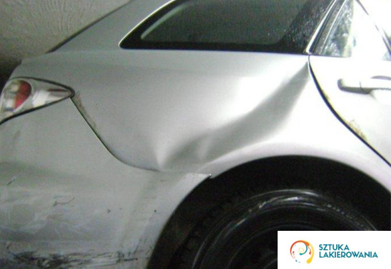 naprawa blacharska Białystok, Warszawa, Ełk, SztukaLakierowania - wgnieciony tył auta, zderzak, auto już na podnośniku