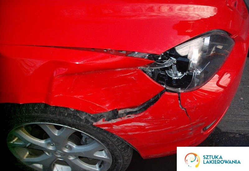 naprawa blacharska Białystok, Warszawa, Ełk, SztukaLakierowania - rozwalone czerwone auto, pękniety zderzak, pęknięta lampa, zderzak do wymiany