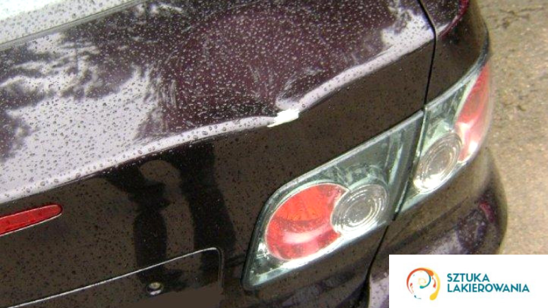 usługi lakiernicze - Białystok, Warszawa, Ełk, SztukaLakierowania - ubytek lakieru na klapie bagażnika, odprysk lakieru, prawdopodobnie coś spadło na auto i powstał odprysk