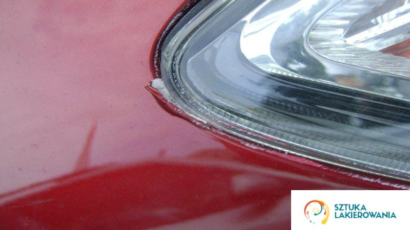 usługi lakiernicze - Warszawa, Białystok, Ełk, SztukaLakierowania - łuszczący się lakier w okolicy lampy, czerwony lakier odchodzi, ściąga się, wymagane polerowanie lakieru i uzupełnienie lakieru