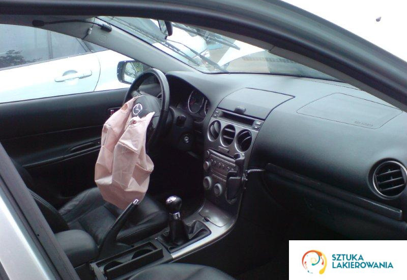 naprawa blacharska - auto powypadkowe, wystrzeliła poduszka powietrzna, poza tym przód do naprawy blacharsko-lakierniczej