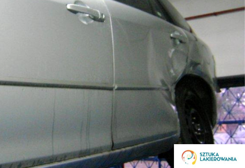 naprawa blacharska Białystok, Warszawa, Ełk, SztukaLakierowania - uszkodzone nadkole w samochodzie
