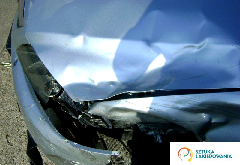 naprawa blacharska Białystok, Warszawa, Ełk, SztukaLakierowania - maska samochodu po wypadku, bardzo dużo wgnieceń na samochodzie, kilka elementów do wymiany