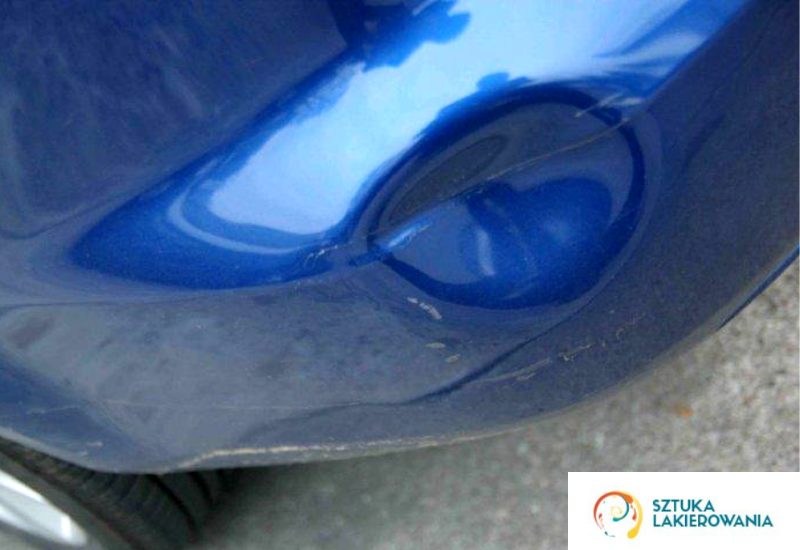 naprawa blacharska Białystok, Warszawa, Ełk, SztukaLakierowania - okrągłe wgniecenie na tylnym zderzaku w niebieskim aucie, szkoda pięknego lakieru