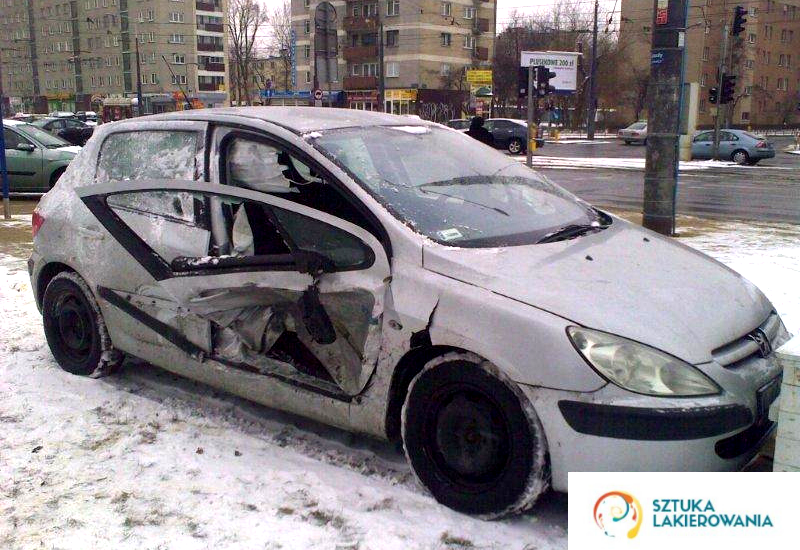 usługi blacharskie Białystok, Warszawa, Ełk, samochód po wypadku, kompletnie rozwalone drzwi, pęknięty zderzak, błotnik, szyby, rozwalony bok auta
