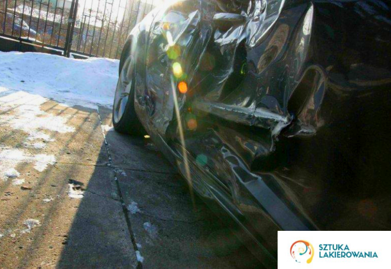 usługi blacharskie Białystok, Warszawa, Ełk - czarna Mazda RX-8 po wypadku, wgnieciony cały bok