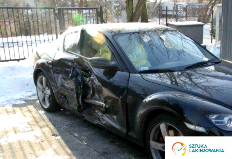 usługi blacharskie Białystok, Warszawa, Ełk - Mazda z silnikiem Wankla do naprawy blacharsko-lakierniczej - uszkodzony, wgnieciony cały bok, rozwalone drzwi, pognieciony bok