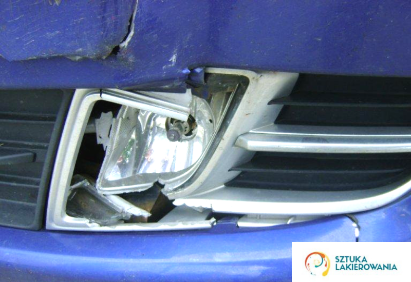 usługi blacharskie Białystok, Warszawa, Ełk - uszkodzone przednie lampy w samochodzie, pogniecione wręcz - musiała być duża siła uderzenia