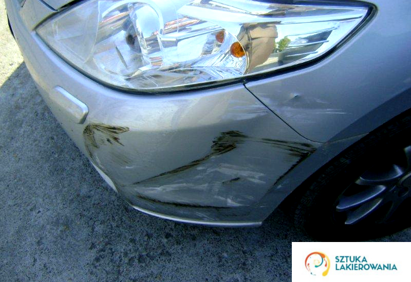 naprawa blacharska i lakiernicza - uderzony i przerysowany zderzak, lakier metalik