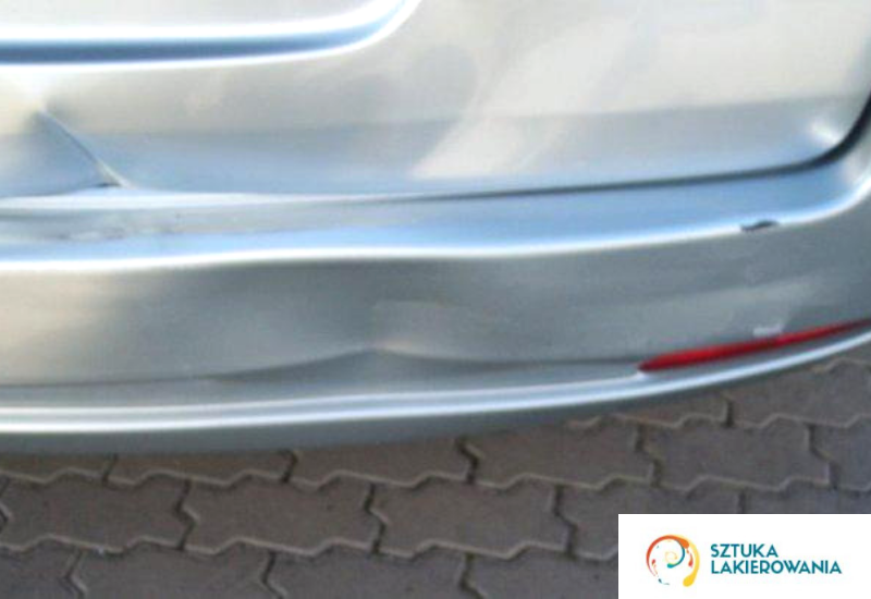 naprawa blacharska - lekko wgnieciony tył samochodu, ktoś za bardzo podjechał i uderzył, zdarzenie na parkingu