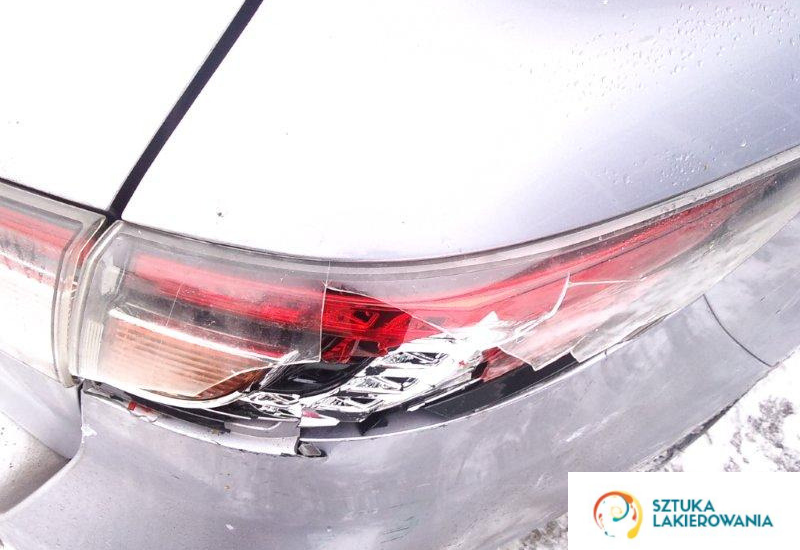 usługi blacharskie Warszawa, Ełk, Białystok, SztukaLakierowania - pęknięta lampa w samochodzie, lampa do wymiany