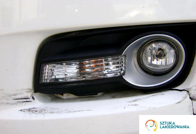 usługi blacharskie Warszawa, Ełk, Białystok, SztukaLakierowania - lampa w samochodzie do wymiany, okolice lampy do lakierowania