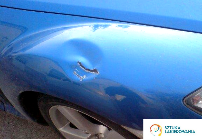 usługi blacharskie Warszawa, Ełk, Białystok, SztukaLakierowania - wgniecenie z pęknięciem karoserii, które już zaczyna rdzewieć, trzeba uzupełnić ubytek