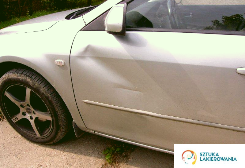 usługi blacharskie Warszawa, Ełk, Białystok, SztukaLakierowania - wgniecenie powstałe na parkingu hipermarketu, duże, ale płytkie, łatwe do usunięcia metodą usuwania wgnieceń bez lakierowania