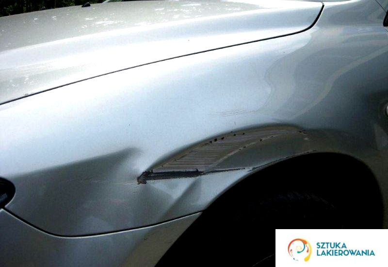 usługi blacharskie Warszawa, Ełk, Białystok, SztukaLakierowania - wgniecenie i zarysowanie powstałe na parkingu sklepu