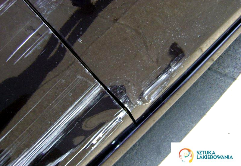 naprawy blacharsko-lakiernicze Warszawa, Ełk, Białystok, SztukaLakierowania - porysowane drzwi na samochodzie Mazda, na czarnym lakierze