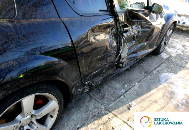 Likwidacja szkody komunikacyjnej czyli uszkodzenie, wgniecenie drzwi pojazdu Mazda. Naprawa wykonana przez Sztuka Lakierowania.