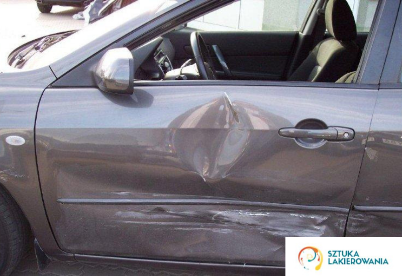 Likwidacja szkody komunikacyjnej czyli wgniecenie drzwi pojazdu, wjechanie w bok auta. Naprawa wykonana przez Sztuka Lakierowania.