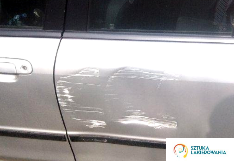 Likwidacja szkody komunikacyjnej czyli zarysowanie samochodu przez inny pojazd. Naprawa wykonana przez Sztuka Lakierowania.