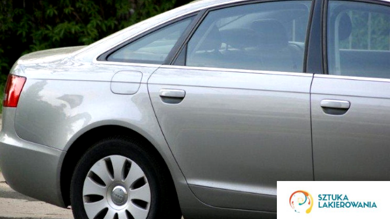 Naprawy blacharsko-lakiernicze - drzwi po naprawie lakierniczej, naprawa lakiernicza boku samochodu, idealny stan auta, jak z fabryki.