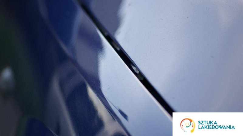 Usługi blacharsko-lakiernicze - idealne spasowanie elementów maski na aucie po naprawie lakierniczej w Sztuka Lakierowania.pl