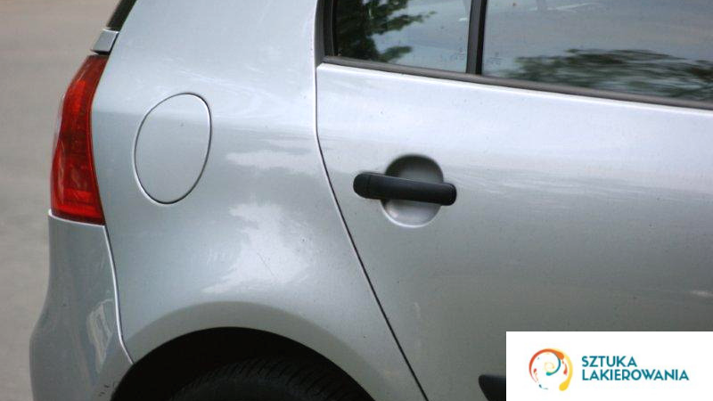 Usługi blacharsko-lakiernicze - dobranie koloru lakieru do oryginalnego.