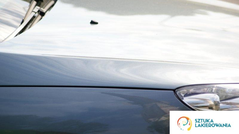 Usługi blacharsko-lakiernicze - idealnie gładka maska auta po naprawie lakierniczej.