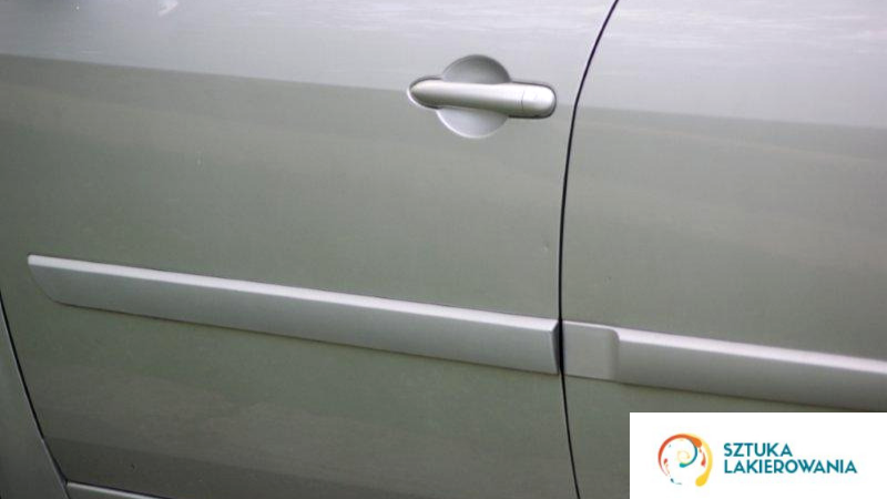 Usługi blacharsko-lakiernicze - naprawa nadwozia samochodu, naprawa drzwi auta, idealny szary lakier.