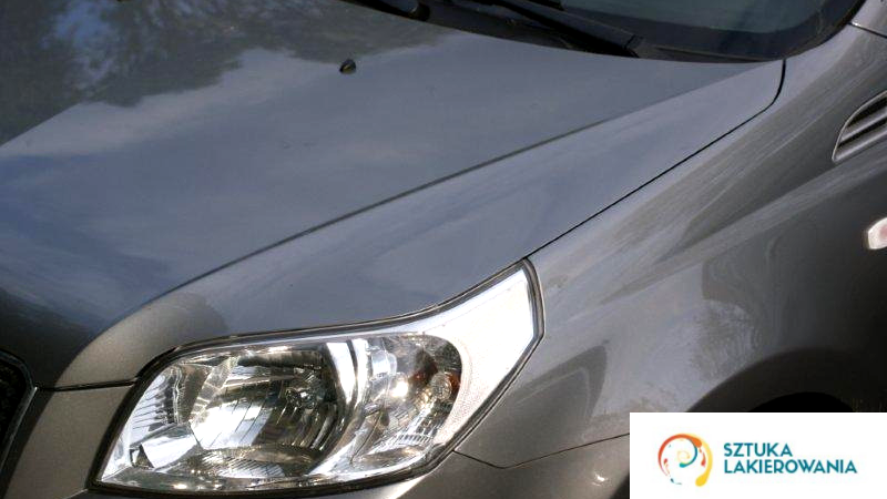 Naprawy blacharsko-lakiernicze nadwozi i efekty tych napraw - idealnie gładka maska auta po solidnej naprawie.