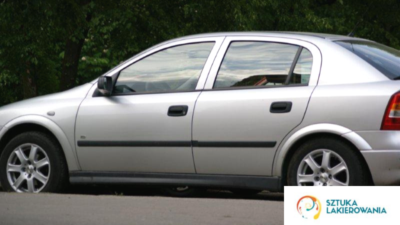 Usługi blacharsko-lakiernicze w Warszawie - auto po naprawie lakierniczej w stanie nieskazitelnym, bok samochodu.