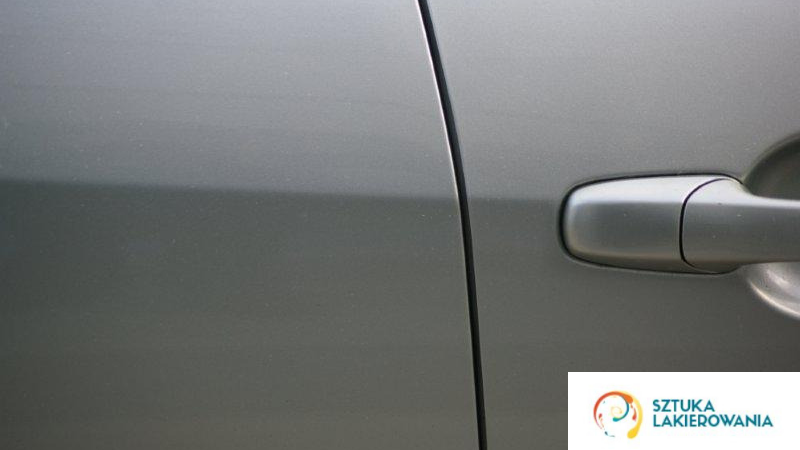 Usługi blacharsko-lakiernicze - idealnie spasowany szary lakier na samochodzie.